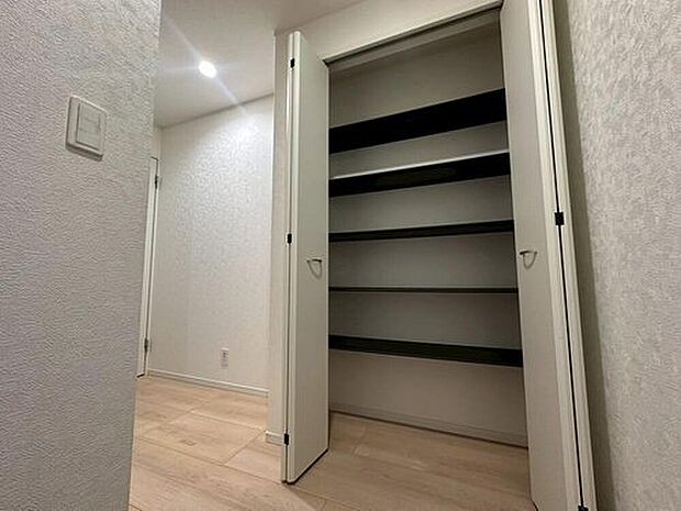 【収納】玄関に備え付けのシューズボックス。大容量の収納力でご家族の履物もすっきり収納できます♪片付けが楽になる豊富な収納は、日々のストレス軽減にもつながります。