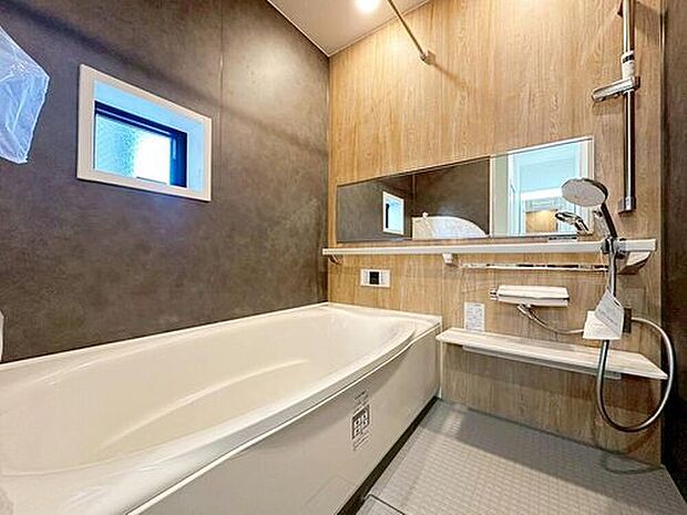 【浴室】窓付きのバスルーム。陽射し差し込む明るい環境は、日中の入浴も気持ち良くお使い頂けそうです。