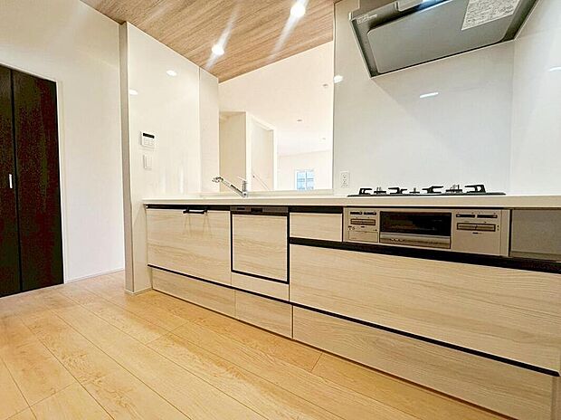 【☆System　Kitchen☆】人工大理石トップ仕様の高級感のあるシステムキッチン。食洗機や浄水器、ハンドシャワーなど、高機能付きです。サポート力◎で、家事も快適スムーズに出来そうです。