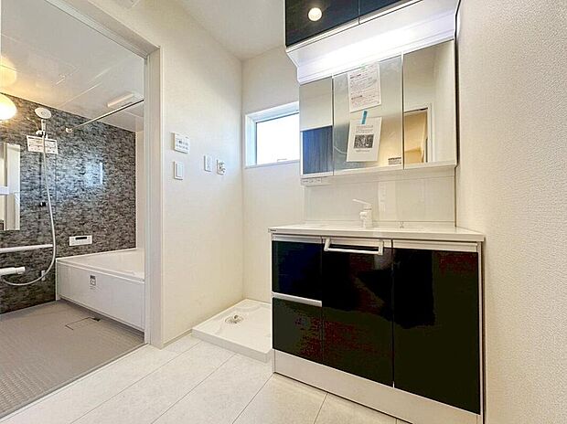 【☆Wash　Stand☆】白を基調とした高級感のあるサニタリースペース。収納たっぷりの三面鏡に陽の光差し込む明るい空間で、毎日の身支度も気持ち良くお使い頂けます。