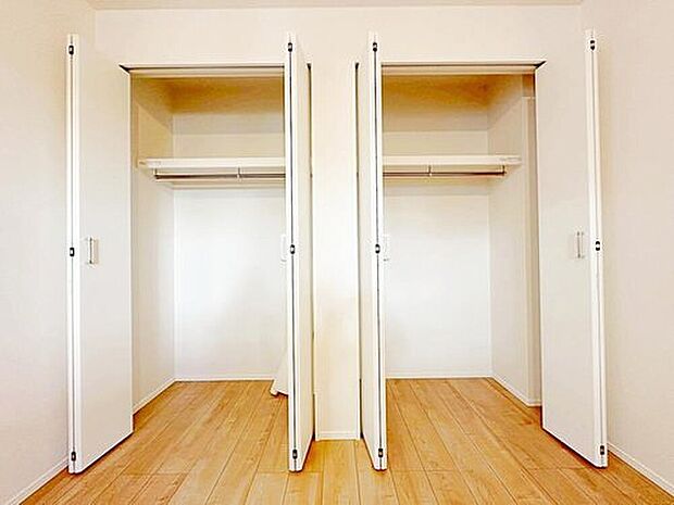 【収納】各居室にはしっかりとした収納完備。お洋服やその他の荷物もすっきりと収納できるようになっております。