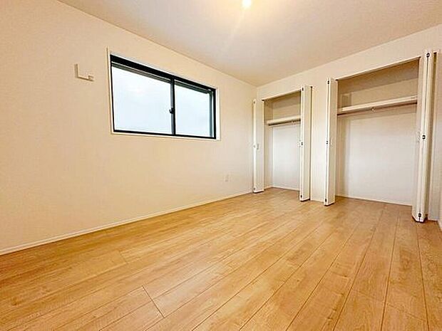 【リビング以外の居室】2面採光です。光を取り入れやすのはもちろんですが、建物全体の窓の数も増えておりますので、換気性能に優れた物件です。窓を開ければ家中を気持ちの良い風が通り抜けます。