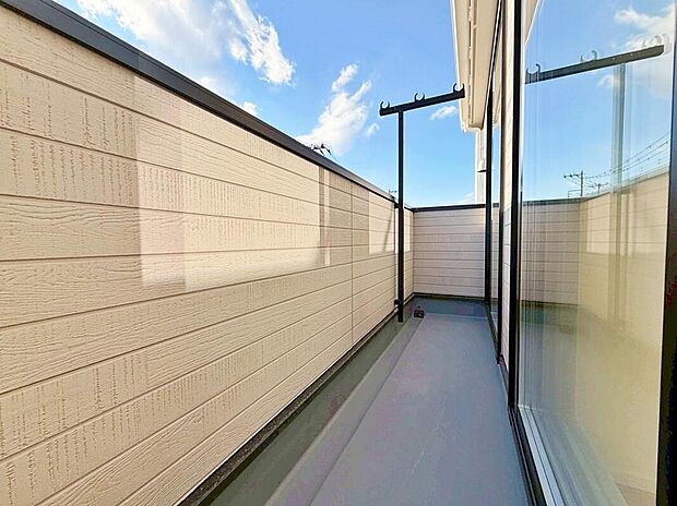 【バルコニー】この物件の魅力の一つです。南面にあるバルコニーはもちろん日当たり良好、だからこそ広くとり、洗濯物を干しやすくするとともに、日光浴にも遊び場にも使える空間を確保いたしました。