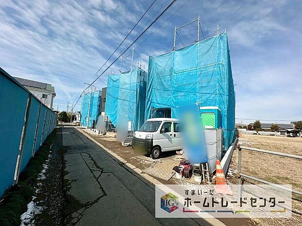 【前面道路含む現地写真】（２、３号棟）今から見たい！大歓迎です♪ お気軽にホームトレードセンターまでお問い合わせください。 閑静な街並みの分譲地を是非現地にてご覧ください。 近隣の物件も併せてご紹介することも可能です。