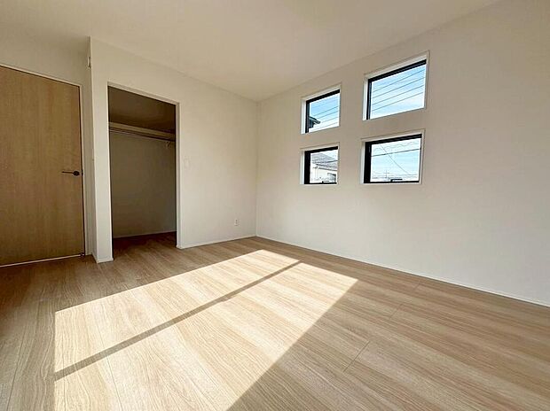 【リビング以外の居室】(1号棟)
光を取り入れやすのはもちろんですが、建物全体の窓の数も増えておりますので、換気性能に優れた物件です。窓を開ければ家中を気持ちの良い風が通り抜けます。