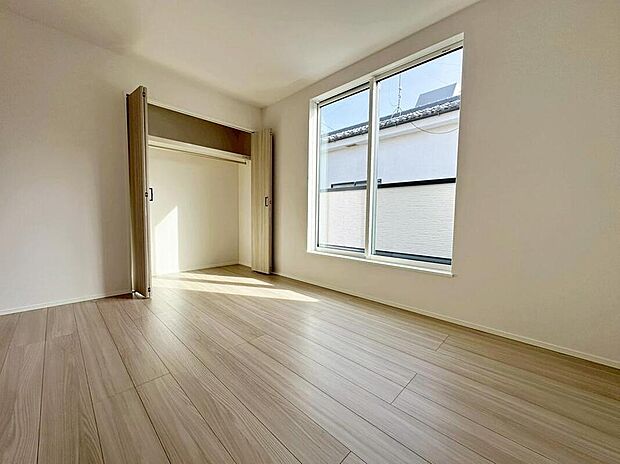 【収納】各居室に収納を完備しております。収納が豊富な住宅は居室空間がしっかりと使えるので暮らしやすさが断然上がります。荷物を気にすることなく家具の配置をお好み通りにできるのも大きな魅力です。