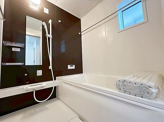 【浴室】窓付きのバスルーム。陽射し差し込む明るい環境は、日中の入浴も気持ち良くお使い頂けそうです。