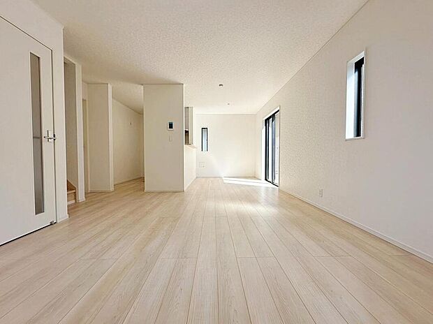 【リビング】広くて明るいＬＤＫ♪心地の良い光が全体を包みます！ また、くつろげるリビングが広く確保されているため、ご家族皆様の笑顔が溢れます。