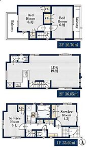動線が短く、手早く作業できるL型キッチン。コーナーにスパイスを置いて♪全居室に収納完備に１F廊下収納2カ所配置。お掃除道具や日常用品のストック入れに抜群です♪ 