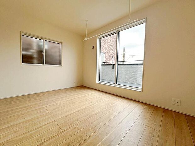 【リビング以外の居室】2階のお部屋です。光を取り入れやすのはもちろんですが、建物全体の窓の数も増えておりますので、換気性能に優れた物件です。窓を開ければ家中を気持ちの良い風が通り抜けます。