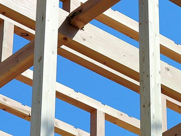 【日本の気候風土に適した「木造軸組工法」】柱、梁などの「軸組み」で構造体を作り上げています。 接合部には、金物・筋かいなどで補強を行いより強度を高め、木材はプレカットにより品質のバラツキを防ぎ、安定した品質の住宅を供給しています。