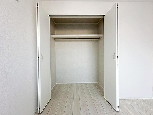 【☆Closet☆】各居室にはしっかりとした収納完備。お洋服やその他の荷物もすっきりと収納できるようになっております。