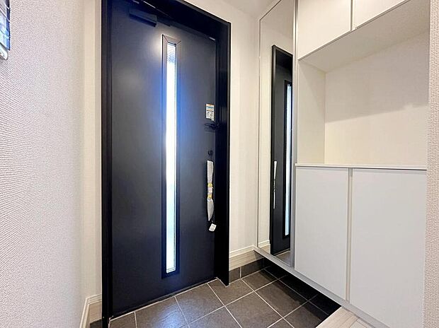 【☆Entrance☆】玄関に備え付けのシューズボックス。中は稼働棚で大容量の収納力です。ご家族の履物もすっきり収納できます♪片付けが楽になる豊富な収納は、日々のストレス軽減にもつながります。