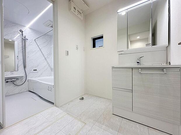 【☆Wash Stand☆】白を基調とした高級感のあるサニタリースペース。収納たっぷりの三面鏡に陽の光差し込む明るい空間で、毎日の身支度も気持ち良くお使い頂けます。