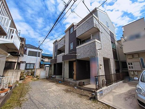 【前面道路含む現地写真】一戸建ての大きなメリットは、「自分の土地」を自由に使えること。好きなペットが飼えるほか、ガーデニングやDIY、車やバイクの手入れなど様々な趣味を楽しめます♪