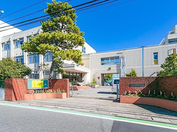 川口市立戸塚中学校（約900m）