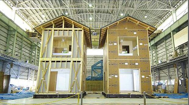 【【耐震性】】大型振動台の上に、「筋かい工法」と耐力面材「ダイライト」を施工した実物大の家屋を設置し、「阪神淡路大震災」と同じ振動を与える実験を実施しました。結果「ダイライト」は、震度7という極大地震の強い揺れにも倒壊せず、実際の住宅に施工した場合にも、優れた耐震性を発揮することが証明されました。