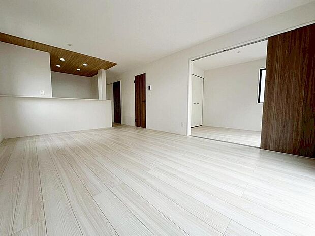 【☆Living　Room☆】広くて明るいＬＤＫ♪心地の良い光が全体を包みます！ また、くつろげるリビングが広く確保されているため、ご家族皆様の笑顔が溢れます。