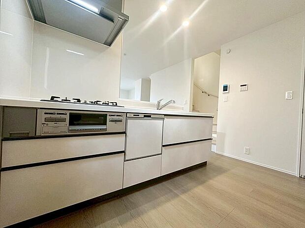 【☆Systemkitchen☆】収納力豊富な爽やかなシステムキッチンを用意しております。床下収納もございますので、キッチンスペースをすっきりとお使い頂けます。