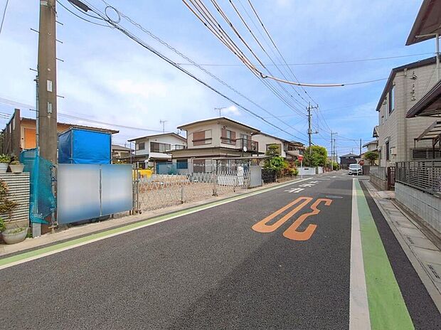 【前面道路含む現地写真】閑静な住宅街は落ち着いた新生活を送るのにぴったりです♪ これだけではない魅力が、現地できっと見つかる!お問合せをお待ちしております。お問い合わせ・資料のご請求などもお気軽にどうぞ。