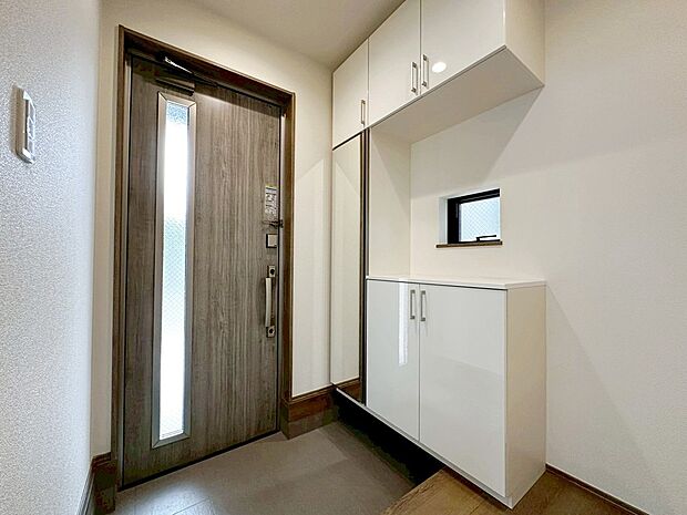 【玄関】こちらが玄関です。お客様の訪問時に建物の中で一番先に目に入る場所です。大型シューズボックスも備え付けてあり、ご家族皆様の靴もゆったり入ります。