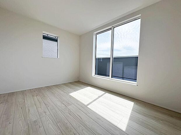 【リビング以外の居室】2面採光を確保した明るい室内は、風通しも良く、大変居心地の良い空間となっております。爽やかな風を感じて起きる朝は、快適生活の始まりに!