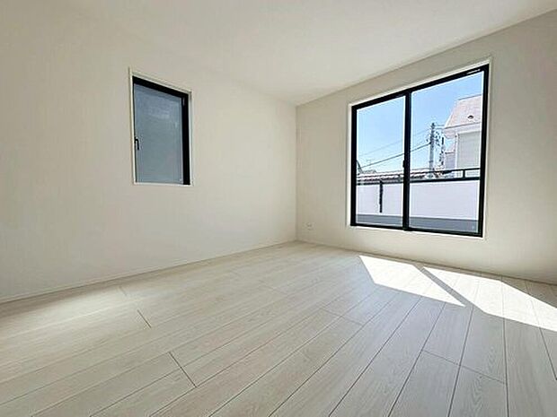 【リビング以外の居室】2面採光です。光を取り入れやすのはもちろんですが、建物全体の窓の数も増えておりますので、換気性能に優れた物件です。窓を開ければ家中を気持ちの良い風が通り抜けます。

