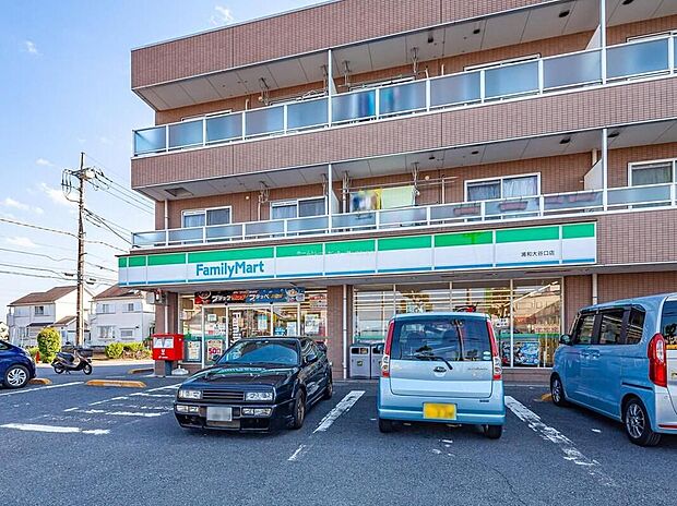 ファミリーマート浦和大谷口店（約700m）