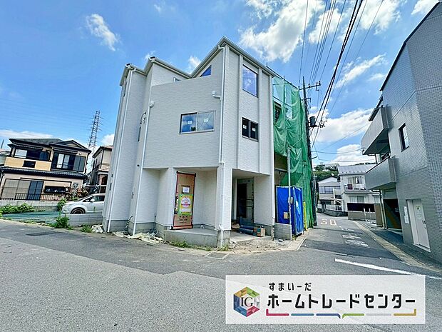 【現地外観写真】D号棟※イメージ画像は実際とは異なる場合があります。閑静な住宅街は落ち着いた新生活を送るのにぴったりです♪ お問合せをお待ちしております。お問い合わせ・資料のご請求などもお気軽にどうぞ。