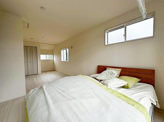 【リビング以外の居室（収納）】全居室に収納を完備しておりますので、居室の全空間を有効活用出来ます。自分好みのお部屋で、ゆったりお寛ぎ頂けます。