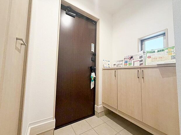 【玄関】明るく、ゆったりとした玄関スペースは建物のゆとりを感じさせます。大型のシューズボックスは姿見付き。お出かけ前の身だしなみ確認にも便利ですね♪