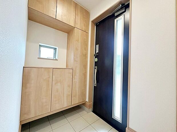 【☆Entrance☆ 】こちらが玄関です。お客様の訪問時に建物の中で一番先に目に入る場所です。大型シューズボックスも備え付けてあり、ご家族皆様の靴もゆったり入ります。