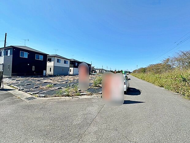 【前面道路含む現地写真】大型の分譲地ですので、キレイに整備された新しい街となります。新生活のスタートにもオススメです。
前道が6ｍあるので、車庫入れが苦手な方でも安心して入れられます。