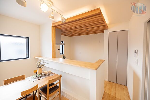 【ondo建物プラン例/キッチン】木目調の下がり天井が温かみのあるキッチンに仕上がりました♪