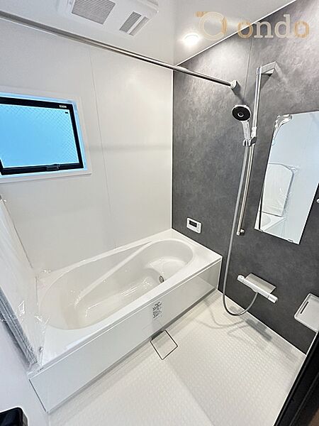 【建物プラン例/浴室】シンプルでシックなデザインの浴室。広々とした浴室で足をのばしてリラックスを◎