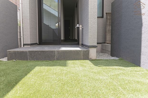 【ondo+one緑2丁目モデルハウス/バルコニー】お散歩帰りにそのまま直行!玄関から土間を抜けてバルコニーへ。足洗い用の水栓付き♪お散歩に行けない日も、わんちゃんとのリフレッシュスペースに◎