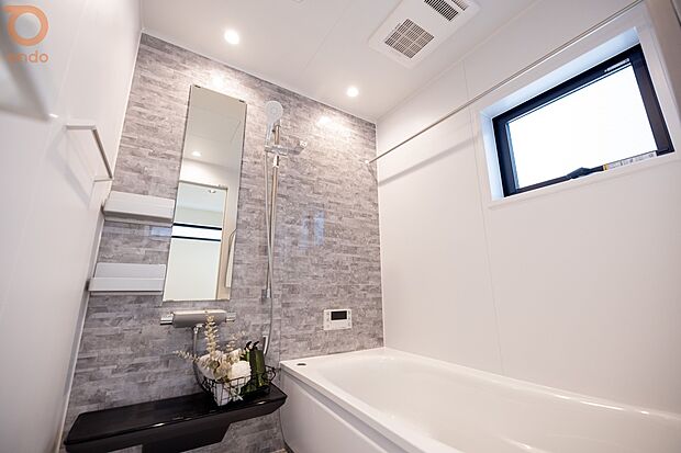 【ondo建物プラン例/浴室】自然光が差し込む明るい浴室には、雨の日に頼れる浴室乾燥機を完備。デザインと実用性を兼ね備えた空間です。