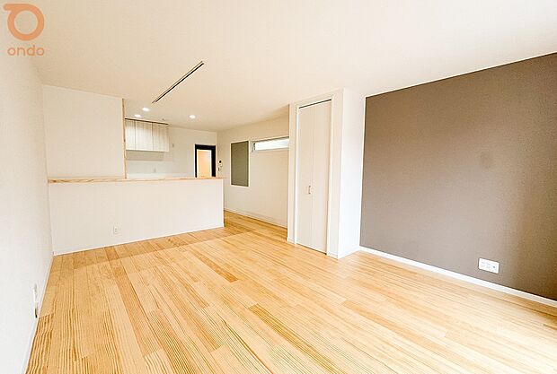 【ondo建物プラン例/LDK】柔らかな色調でまとめたLDK。主張しすぎない壁面デザインが空間にほどよいメリハリを加えています。