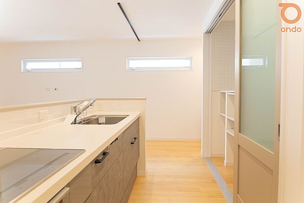 【建物プラン例/キッチン】広々とした作業スペースで、効率よくラクラク家事ができます!