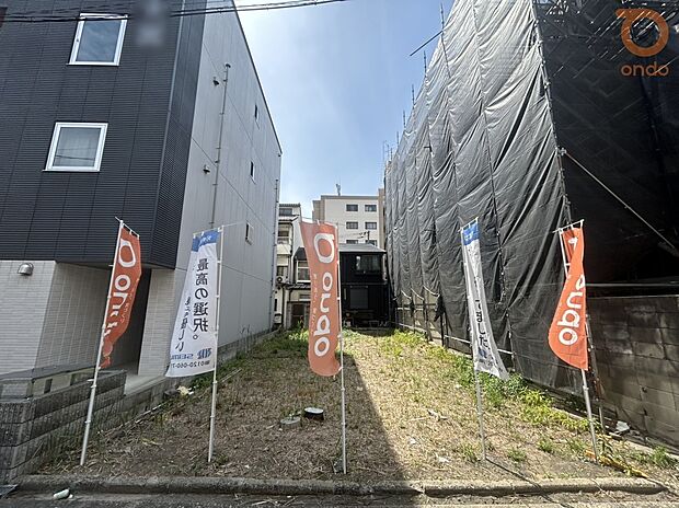 【現地写真】ゆとりある約7m間口で駐車もらくらく！■並列駐車3台可能×2階建て建築可能◎
お気軽にお問い合わせください♪