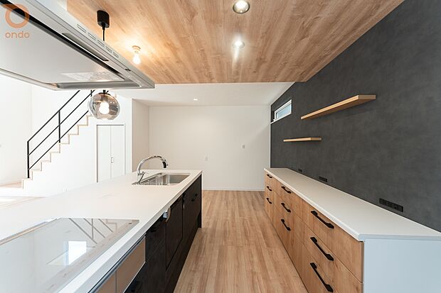 【ondo建物プラン例/キッチン】広い作業スペースとたっぷりの収納があるので、毎日の調理もストレスフリー。家族の気配を感じながら過ごせる空間です。