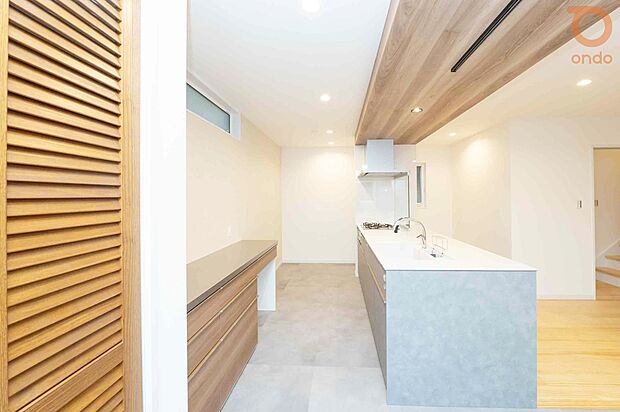 【ondo建物プラン例／キッチン】通り抜けできるキッチン動線で家事動線もスムーズ。木目天井が映える、機能美あふれる空間です。