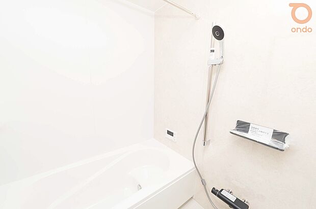 【ondo建物プラン例／浴室】一日の終わりに、肩の力をふっと抜けるバスルーム。静かな時間を、ゆっくり取り戻せる場所です。浴室乾燥機付きでカビ対策＆雨の日もへっちゃら◎