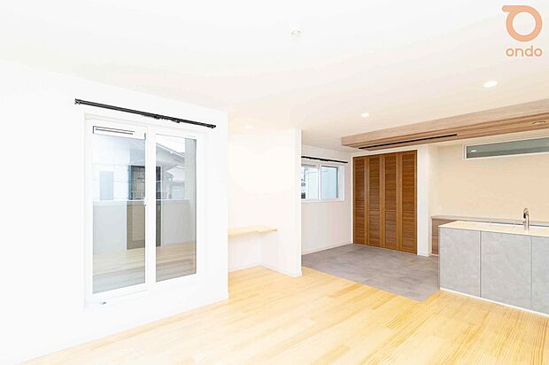 【ondo建物プラン例／LDK】朝の光がやさしく差し込むLDKで、一日が気持ちよく始まる。自然と家族が集まる、居心地のいい空間です。