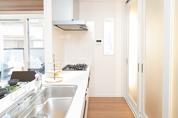 【9号地モデルハウス/キッチン】
大容量のパントリーに加え、ondoオリジナルキッチン背面収納庫「RACCO」を採用。豊富な収納力を確保し、来客時にも生活感を感じさせない美しい空間を保てます。