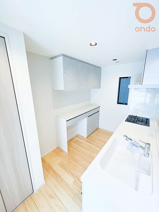 【ondo建物プラン例/キッチン】キッチンの雰囲気にぴったりのカップボードで、空間に統一感と美しさを演出します。