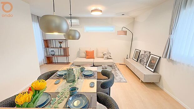 【【古市3丁目モデルハウス/LDK】】白×木目の組み合わせが心地いいLDK。ダウンライトと間接照明で、昼も夜も表情が変わる空間です。