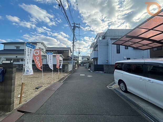 【【前面道路含む現地写真】】全面道路幅員:約3.92m
西向きで夕方から落ち着いた太陽の光が差し込みます♪