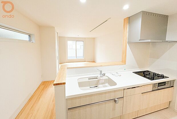 【【ondo建物プラン例/キッチン】】明るさと開放感を両立し、リビングと緩やかにつながる対面キッチン。手元を程よく隠しながらも、会話や様子がしっかり届く設計です◎