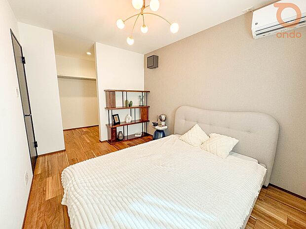 【【建物プラン例/洋室】】落ち着いた色合いの洋室は、家具が合わせやすく使い勝手も◎。大きな窓から光が入り、プライベート空間も明るく快適です。収納力もばっちりです◎